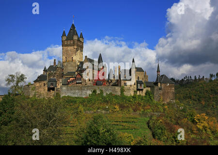 Il castello imperiale con Cochem sulla Mosella in un autunno tag, Foto Stock