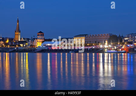 In Germania, in Renania settentrionale-Vestfalia, Dusseldorf, riva del Reno, di notte, luci, riflessione, Foto Stock
