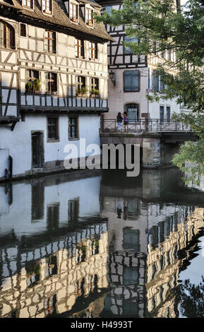 Francia, Alsazia, Strasburgo, flusso Ill, bridge, persona, case, albero, mirroring nell'acqua, Foto Stock