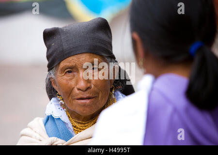 Ecuador, provincia di Cotopaxi, Pujili, mercato, donne, Sud America, Cotopaxi, locali, persone, donna vecchia, ritratto, shopping, commercio, vendere, tradizionalmente, acquisto, tag di mercato, concessionario rivenditore, donna di mercato, cliente, sud americana indiani, Foto Stock