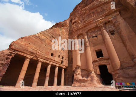 La 'Tomba Urn', una delle Tombe reali della città Nabatea perduta di Petra, Giordania, Medio Oriente. Foto Stock