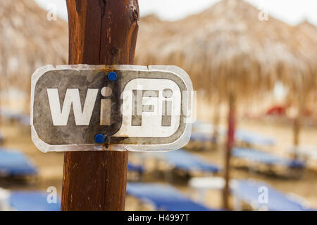 Wifi disponibile zona segno sulla spiaggia,lettini da mare e ombrelloni in background. Foto Stock