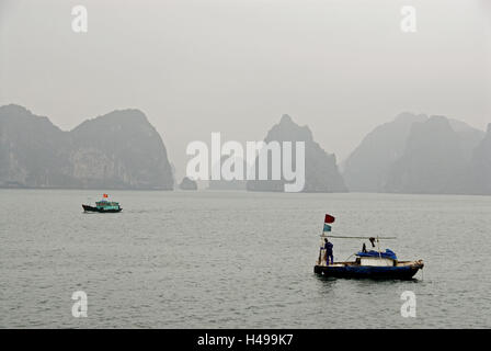 Il Vietnam, Halong Bay, isola di mondo, roccia calcarea, barche da pesca Foto Stock