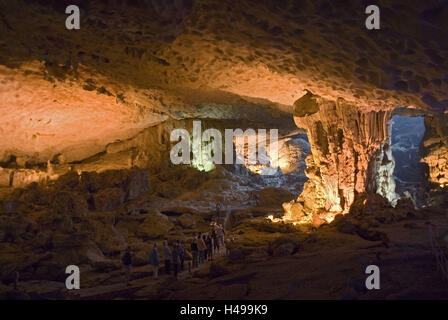 Il Vietnam, Halong Bay, isola, pit, 'inclinazione Thien Cung', grotte di calcare, Foto Stock