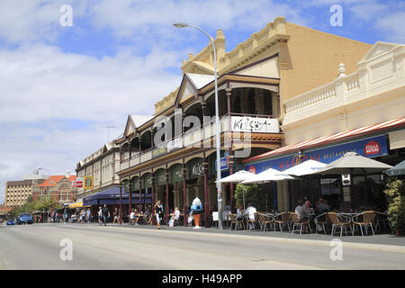 Australia, Australia occidentale, Fremantle, high street, street bar, destinazione, città, vacanze, turismo, turistico, estate, porto, pub, edifici, case, architettura in stile coloniale e architettura coloniale, atmosfera, città, centro città, street cafe, bar, persone Foto Stock