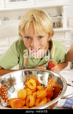 Il ragazzo, cucina, albicocche, Foto Stock