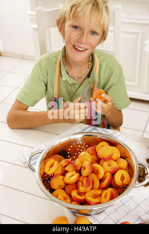 Il ragazzo, cucina, albicocche, Foto Stock