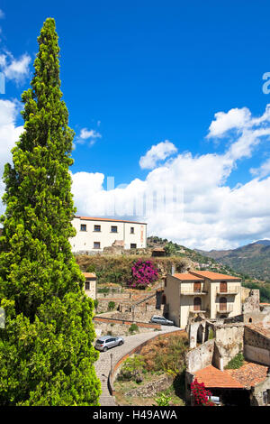 Il borgo medievale di Savoca alta nei Monti Peloritani sull'isola di Sicilia, Italia. Foto Stock