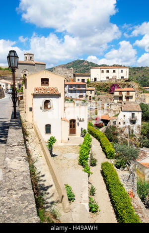 Il borgo medievale di Savoca alta nei Monti Peloritani sull'isola di Sicilia, Italia. Foto Stock
