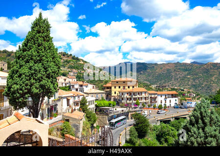 Il borgo medievale di Savoca alta nei Monti Peloritani sull'isola di Sicilia, Italia. Foto Stock