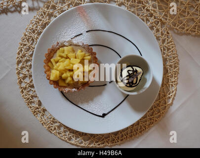 Crostata di mele con salsa di cannella e gelato alla vaniglia,Montalcino,Toscana,Italia Foto Stock