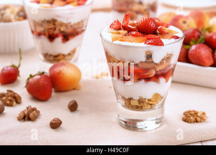 Bacche e granola parfait di dessert a più livelli Foto Stock