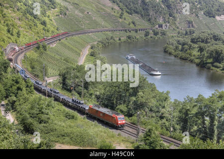 In Germania, in Renania Palatinato, Reil, Pünderich, Moselle, fiume, treno, nave, vigneti, pendenza viadotto, Foto Stock