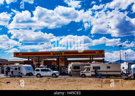 Bruciatori sul loro modo di Burning Man stop in Nevada Fernley per una scorta di settimana in Black Rock City Foto Stock