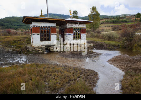 Regno del Bhutan, preghiera mulini nel paesaggio, Brook, Foto Stock