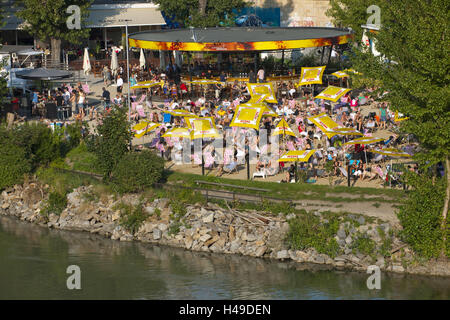 Austria, Vienna, vista sulla terrazza del ristorante Urania sul canale del Danubio con rnon è possibile arenarsi Herrmann in del Signore uomo park, Foto Stock