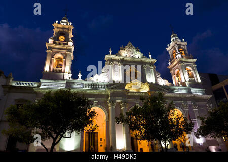 Argentina, provincia di Salta Salta, cattedrale, notte, Argentina, chiesa, religione, fede, Fotografia notturna, l'illuminazione, i campanili, esterno, persone, turisti, credenti, illuminazione, Foto Stock