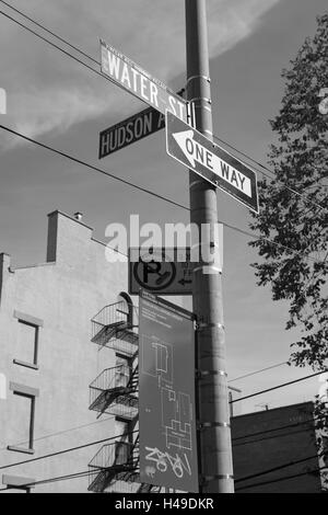 Segnaletica stradale sulla via di Hudson in aceto Hill, Brooklyn, New York Foto Stock