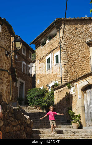 Vicolo, passaggi, bambino, Fornalutx vicino a Soller, Serra de Tramuntana, Maiorca, SPAGNA, Foto Stock