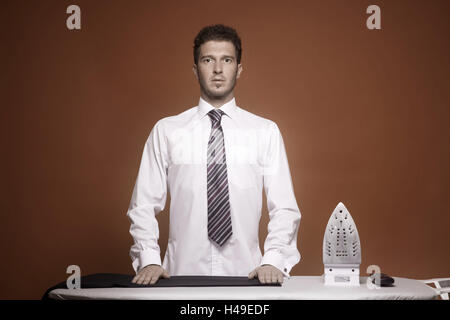 L'uomo la stiratura di un pantalone, metà ritratto, Foto Stock