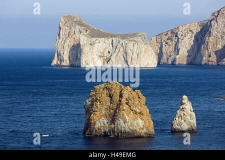 L'Italia, Sardegna, Nebida, paesaggi costieri, isole Scoglio Pan di Zucchero, mare, Europa, Sud, Europa, isola, costa sudovest, scenario, costa, Cliff, bile costa, scogliere rocciose, rocce ripide coste, formazioni di bile, isole di bile, rocciosa, scarso, ripidamente, bruscamente, luogo di interesse, il Mar Mediterraneo, larghezza, distanza, Horizon, barca da pesca, Foto Stock