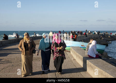 Egitto, Alessandria, fort Kait Bey, passeggini nel porticciolo davanti al forte Foto Stock