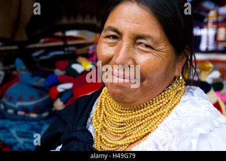 Ecuador, provincia di Cotopaxi, Pujili, mercato, donna, sorriso, ritratto, Sud America, persona, locali, vendite, artigianato, tradizionalmente, stallo del mercato, souvenir, scambi, vendite, acquisti, giorno di mercato, merci, trader, sud americana indiani, gioielli, collane, Foto Stock