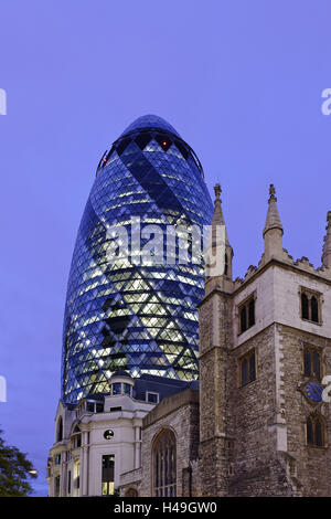 Mix di architettura moderna e architettura classica, Swiss Re Torre dall architetto Sir Norman Foster, St Helen's Chiesa, crepuscolo, Bishopsgate, London, England, Regno Unito Foto Stock