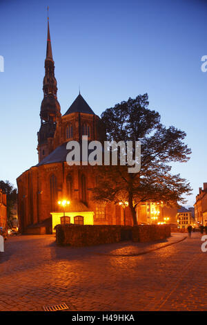 La Lettonia, Riga, la chiesa di San Pietro nella Città Vecchia, di sera, Foto Stock