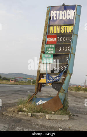Stazione di riempimento segno, vecchio marcio, Romania, Foto Stock