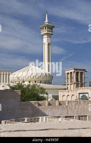 VAE, Dubai, Bastakiya, villaggio del patrimonio culturale, la moschea, la torre eolica, Foto Stock