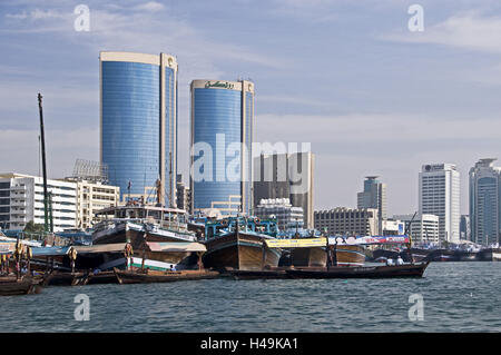 VAE, Dubai Creek, alta sorge, edifici commerciali, di Twin Towers, Dhows, Foto Stock