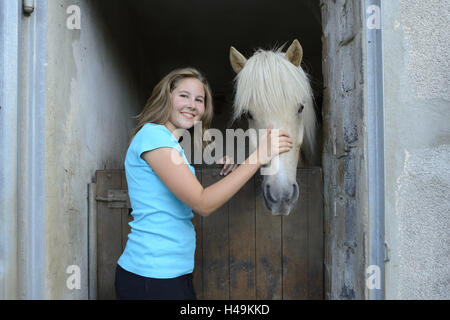 Ragazza adolescente, cavallo, Icelander, metà ritratto, visualizza fotocamera, Foto Stock