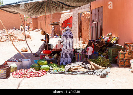 Famiglia marocchino vende frutta e verdura vicino a Ksar Ait Ben Haddou Foto Stock