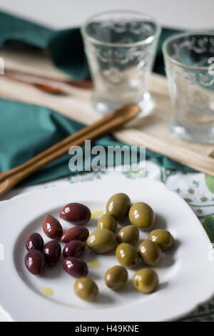 Piastra con olive nere e verdi, Foto Stock