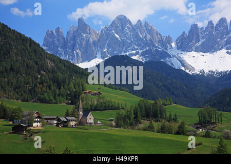 L'Italia, il Sud Tirolo, valle Villnösser, Santa Maddalena, Geislergruppe (mountain range) in background, Foto Stock