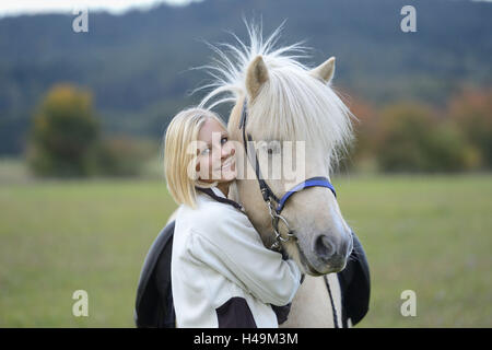 Ragazza adolescente, cavallo, islandese cavallo, metà ritratto, prato, in piedi, vista frontale, guardando la telecamera, Foto Stock