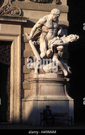 Austria, Vienna, Michaelerplatz, Michaelertrakt, Heraklesfiguren nel Michaelertor, sulla sinistra 'Eracle uccide la hydra' da Edmund Hofmann, sulla destra 'Eracle e l'amazzonia regina Hippolyte' da Johann Scherpe, Foto Stock