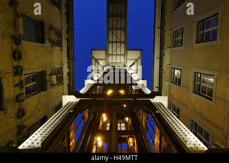 Ascensore de Santa Justa, worm's eye, crepuscolo, quartiere Baixa, Lisbona, Portogallo Foto Stock