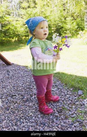 Il Toddler, 22 mesi di età, giardino, Foto Stock
