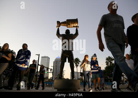 Tampa, Florida, Stati Uniti d'America. Xiv oct, 2016. DOUGLAS R. CLIFFORD | Orari.Lightning ventole flusso passato una statua di Dave Andreychuck durante il Tampa Bay LightningÃ¢â'¬â"¢s stagione home opener Giovedi (10/13/16) con le ali rosse di Detroit al Amalie Arena a Tampa. © Douglas R. Clifford/Tampa Bay volte/ZUMA filo/Alamy Live News Foto Stock