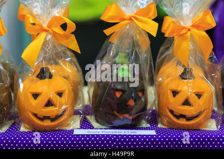 Kensington Olympia, Londra, 13 ottobre 2016. Zucche di cioccolato sul display in tempo per la festa di Halloween. Il salone del cioccolato, il gran finale della settimana di cioccolato, apre all'Olympia di Londra con un VIP serata di gala e cioccolato fashion show, prima di accogliere i visitatori da 14th-16th Ottobre. © Imageplotter News e sport/Alamy Live News Credito: Imageplotter News e sport/Alamy Live News Foto Stock