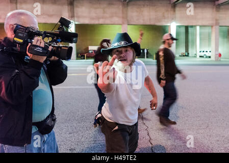 Cincinnati, OH, Stati Uniti d'America. 13 ottobre, 2016. Un trump sostenitore mi mostra il dito medio per fotografare l'evento. Credito: Caleb Hughes/Alamy Live News Foto Stock