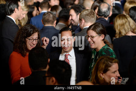 Stati Uniti Reparto di Albergare e Sviluppo Urbano Segretario Julian Castro (C) assiste un ricevimento per eredità ispanica mese nella Sala Est della Casa Bianca su ottobre 12, 2016 a Washington, DC. Credito: Olivier Douliery/Piscina via CNP /MediaPunch Foto Stock