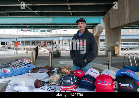 Cincinnati, OH, Stati Uniti d'America. 13 ottobre, 2016. Un uomo vendita di Donald Trump cappelli, perni e altri memorbilia al di fuori di Trump's nel Rally di Cincinnati, Ohio. Credito: Caleb Hughes/Alamy Live News. Foto Stock