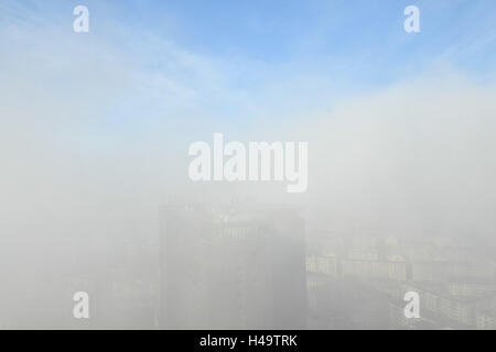 Harbin, la Cina della Provincia di Heilongjiang. Xiv oct, 2016. Gli edifici sono avvolte nel smog in Harbin, capitale del nord-est della Cina di Provincia di Heilongjiang, Ottobre 14, 2016. Credito: Wang Song/Xinhua/Alamy Live News Foto Stock