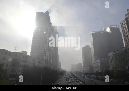 Harbin, la Cina della Provincia di Heilongjiang. Xiv oct, 2016. Gli edifici sono avvolte nel smog in Harbin, capitale del nord-est della Cina di Provincia di Heilongjiang, Ottobre 14, 2016. Credito: Wang Song/Xinhua/Alamy Live News Foto Stock