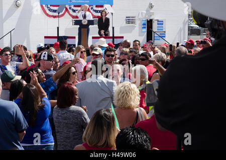 Las Vegas, Nevada, USA. 13 ottobre, 2016. Un manifestante tenta di tranquillo il rally il prossimo 13 ottobre 2016 presso il lavoratore culinaria dell'Unione a Las Vegas. Credito: la foto di accesso/Alamy Live News Foto Stock