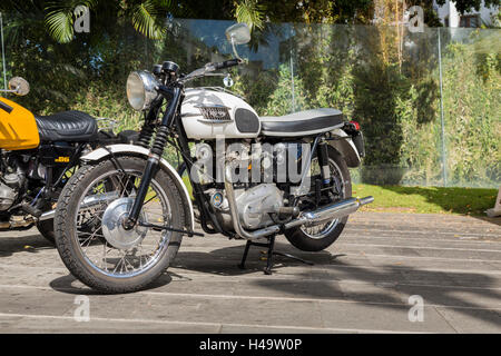 Classic Triumph T120 Bonneville dal 1963, restaurato, parcheggiato in Tenerife, Isole Canarie. Foto Stock