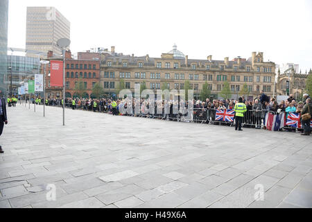 Manchester, Regno Unito 14 ottobre 2016 Caterina, duchessa di Cambridge e del principe Guglielmo duca di Cambridge visita il Museo Nazionale del Calcio, Edificio Urbis, cattedrale, giardini, Manchester Credito: Stephen Searle/Alamy Live News Foto Stock